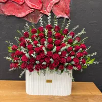 باکس گل طاووسی ۶۰ شاخه رز هلندی درجه۱