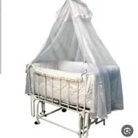 تخت و گهواره کنار مادر