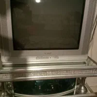 تلویزیون ۲۱ همراه با میز