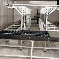 نیرو خانم برای مونتاژ قطعات الکترونیکی