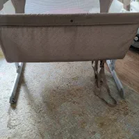 تخت نوزاد همراه با آویز موزیکال