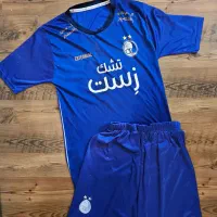 لباس فوتبالی و کفش چمن