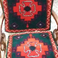 یک جفت فرش دستبافت رو صندلی