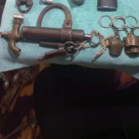 تعدادی وسایل قدیمی و کلکسیونی و نوستالژی