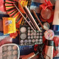 لوازم آرایشی برای هنر اموزان خانم