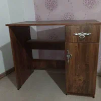 دو میز تحریر تمیز همراه با صندلی جکدار|میز تحریر و کامپیوتر|اندیشه, اندیشه فاز ۴|دیوار