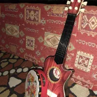 گیتار همراه یک دایره زنگی کوچک