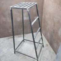 چهار پایه آهنی