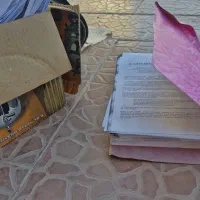 مقدار ی کاغذ یک رو سفید و یک کوله پشتی