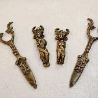 تندیس خنجر و مجسمه برنز