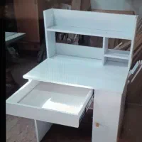 میز تحریر و لپ تاپ