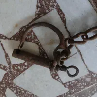 زنجیر با قفل قدیمی سالم