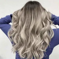 آرایشگر ماهر و باتجربه ( با مشتری )