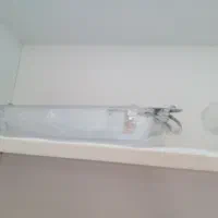 تعدادی دیس پیرکس و تعدادی ظروف آشپزخانه