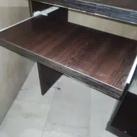 میز تحریر و کامپیوتر
