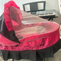 گهواره کنار تخت مادر