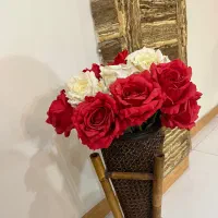 گلدان همراه با گل