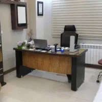 پزشک همراه با پروانه مطب