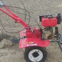 کار با تیلر مخصوص شخم زدن داخل باغ