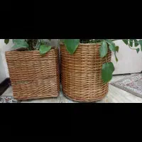 یه گلدان سرامیکی و دوتا گلدان حصیری چرخ دار