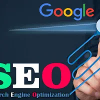 یک خانم کار با کامپیوتر و موبایل