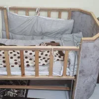 تخت نوزاد کنار مادر