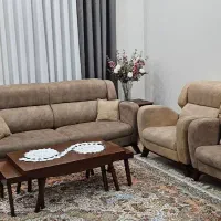 مبل راحتی ۷ نفره کرم-نسکافه‌ای همراه با میز و عسلی