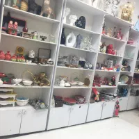 ویترین مغازه با وسایل