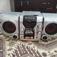 یک عدد ظبط و کاست قدیمی