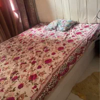 تخت۲نفره همراه تشک وپاتختی و دراوراینه دار