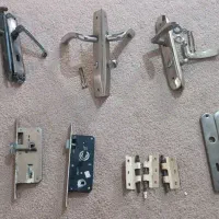 تعدادی قفل و دستگیره و لولا