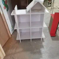 قفسه کتاب و عروسک