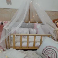 تخت کنار مادر