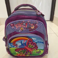 کیف مدرسه . خارجی. در شهر جم