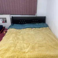 تخت خواب دو نفره و صندلی وآینه و بوفه چوبی