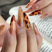 آموزش وکاشت ناخن