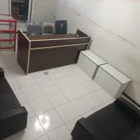 مبل چرم و میز چوبی