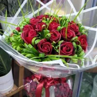 فروشنده خانم در گلفروشی