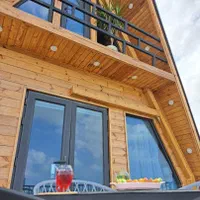 کلبه سویئسی رو به دریا با جکوزی دو نفره|اجارهٔ کوتاهمدت آپارتمان و سوئیت|بندر انزلی, اطبا|دیوار