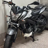 یک دستگاه موتور pulse ns200سفید نوک مدادی