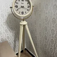 ساعت سه پایه چوبی