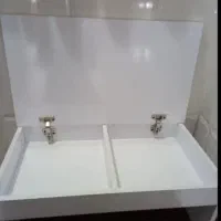 میز تحریر ومطالعه ام دی اف نشسته