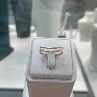 انگشتری زیبا نمادار