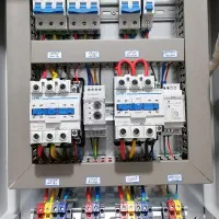 مجری برق صنعتی ، انواع تابلو برق و درایو