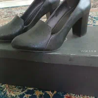 یک جفت کفش زنانه کاملا نو استفاده نشده