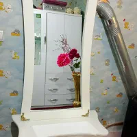 گلدان وآینه ومیز