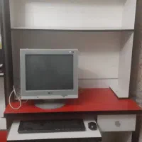 میز کامپیوتر و قفسه کتاب
