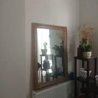 آیینه با قاب چوبی