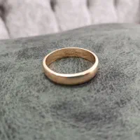 یک عدد حلقه طلا