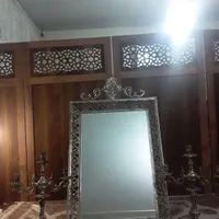 آینه و شمعدان برنجی.